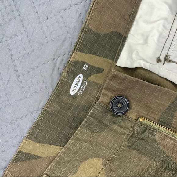 Old Navy Camouflage Cargo Shorts for Men - Picture 4 of 5